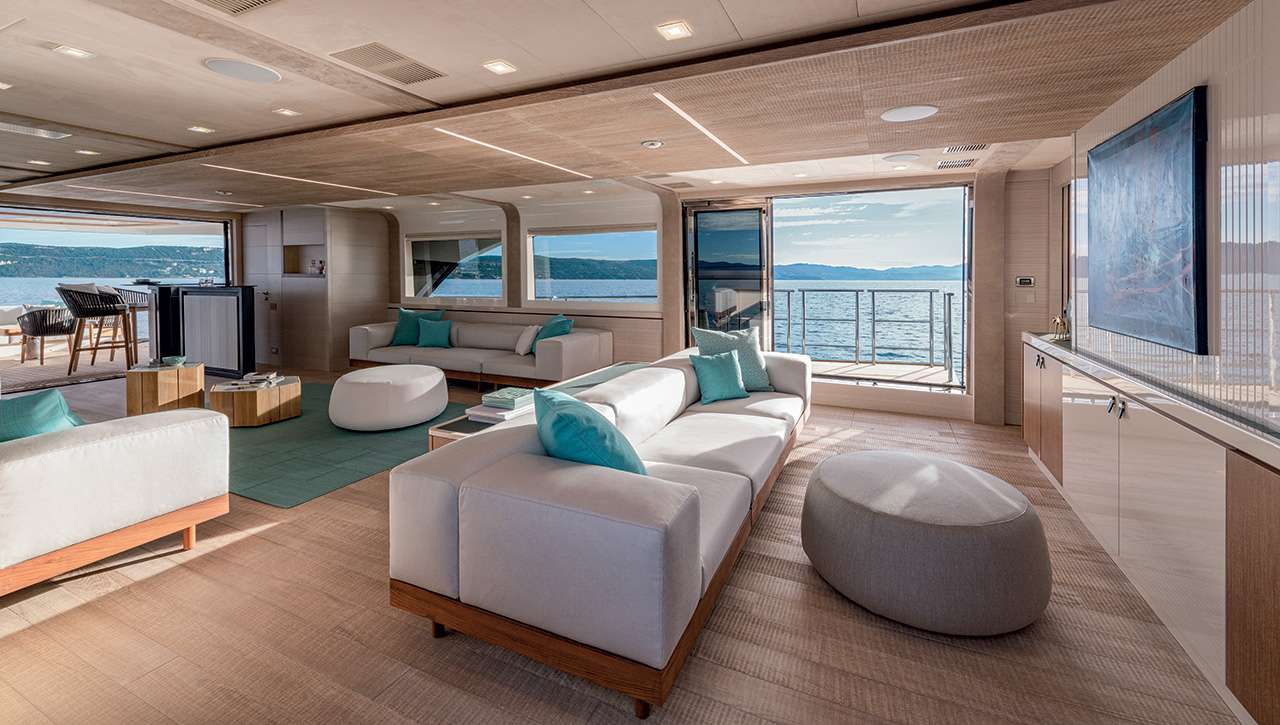 MCY 105 SKYLOUNGE Interior