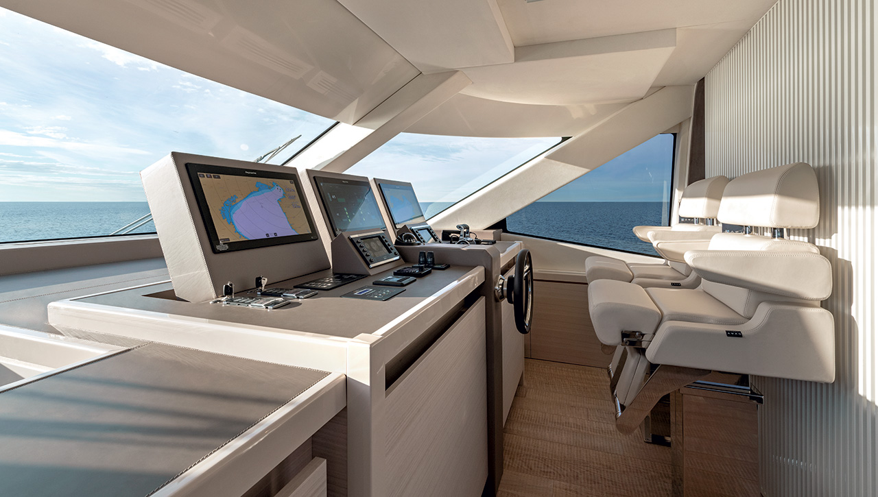 MCY 105 SKYLOUNGE Interior