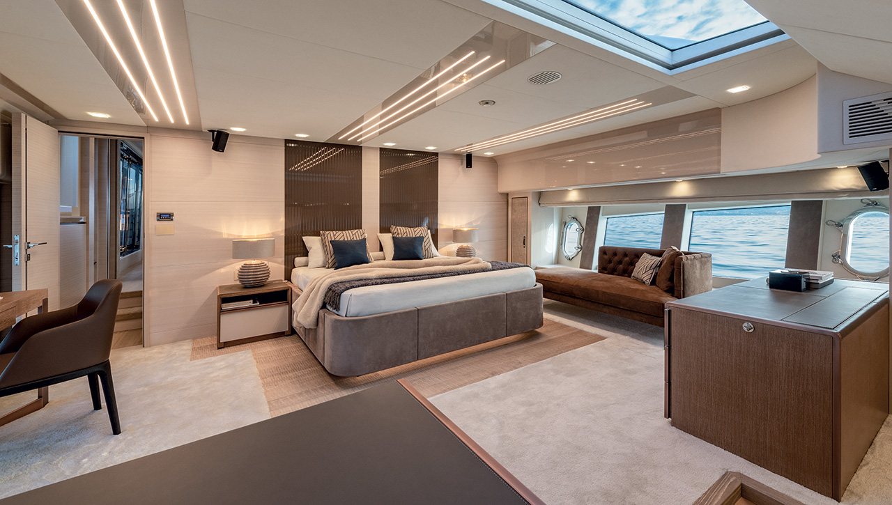 MCY 105 SKYLOUNGE Interior