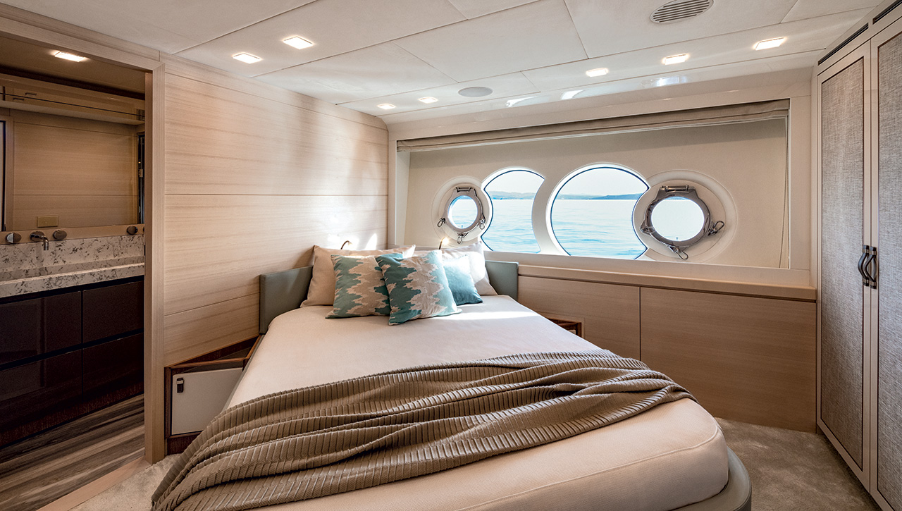 MCY 105 SKYLOUNGE Interior