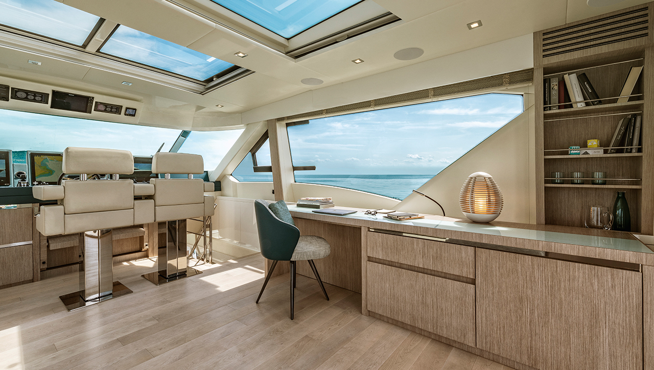 MCY 76 Skylounge Enclosed Flybridge