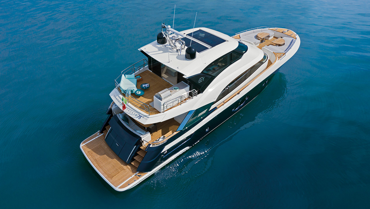 MCY 76 Skylounge Mooring