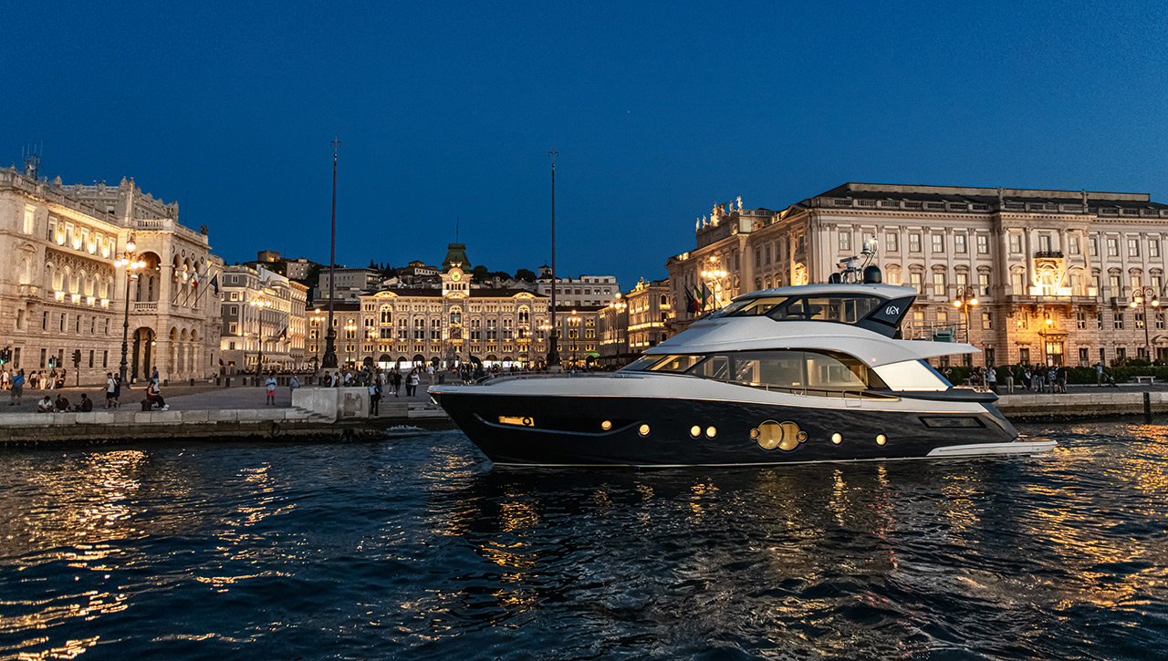 MCY 76 Skylounge Mooring